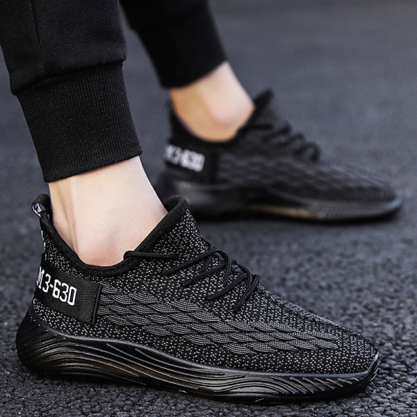 Textilből és fűzőből készült férfi tornacipő új modellje