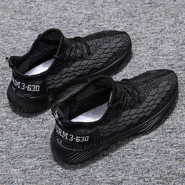 Textilből és fűzőből készült férfi tornacipő új modellje