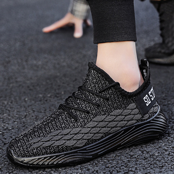 Textilből és fűzőből készült férfi tornacipő új modellje