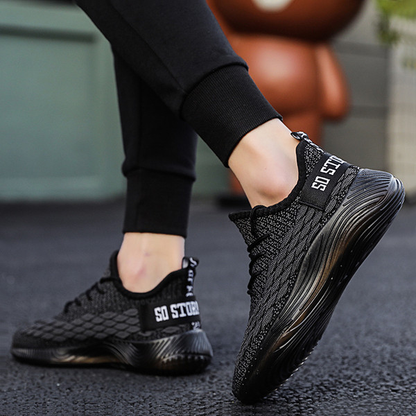 Textilből és fűzőből készült férfi tornacipő új modellje