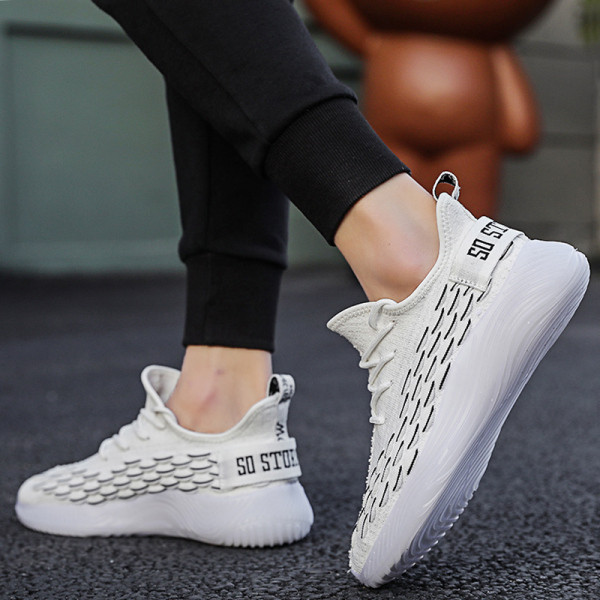 Textilből és fűzőből készült férfi tornacipő új modellje