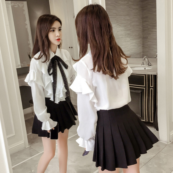 Moteriški marškiniai su klasikine apykakle, plačiomis rankovėmis ir kaspinu