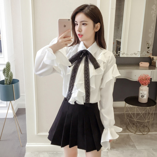 Moteriški marškiniai su klasikine apykakle, plačiomis rankovėmis ir kaspinu