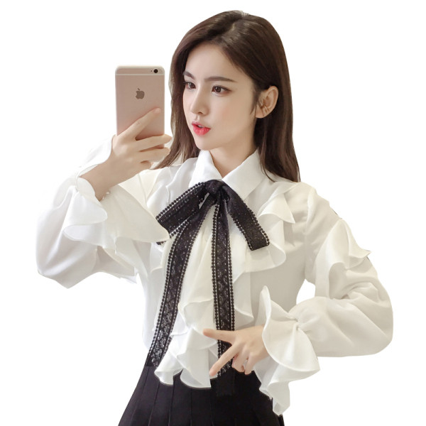 Moteriški marškiniai su klasikine apykakle, plačiomis rankovėmis ir kaspinu