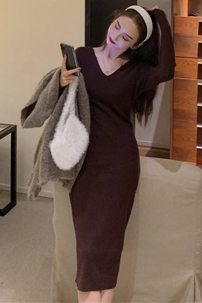 Testhezálló női ruha hosszú ujjal és spitz nyakkivágással