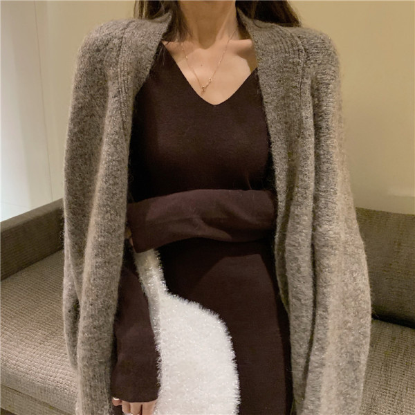 Testhezálló női ruha hosszú ujjal és spitz nyakkivágással