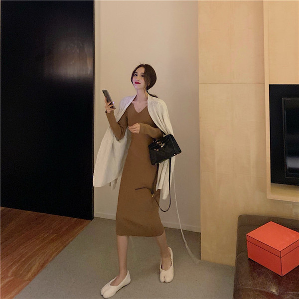 Testhezálló női ruha hosszú ujjal és spitz nyakkivágással