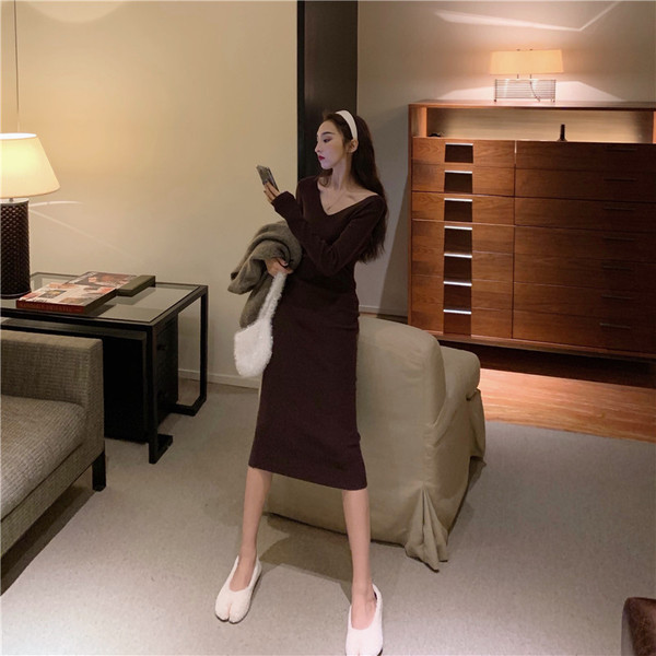 Testhezálló női ruha hosszú ujjal és spitz nyakkivágással