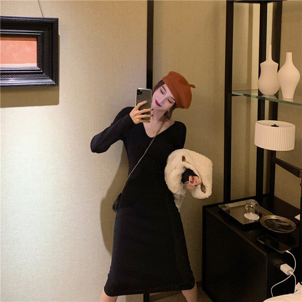 Testhezálló női ruha hosszú ujjal és spitz nyakkivágással