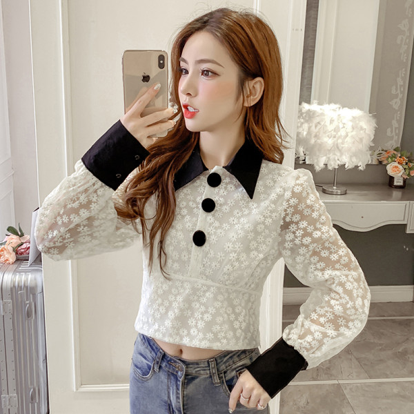 Női rövid ing gombokkal és klasszikus gallérral