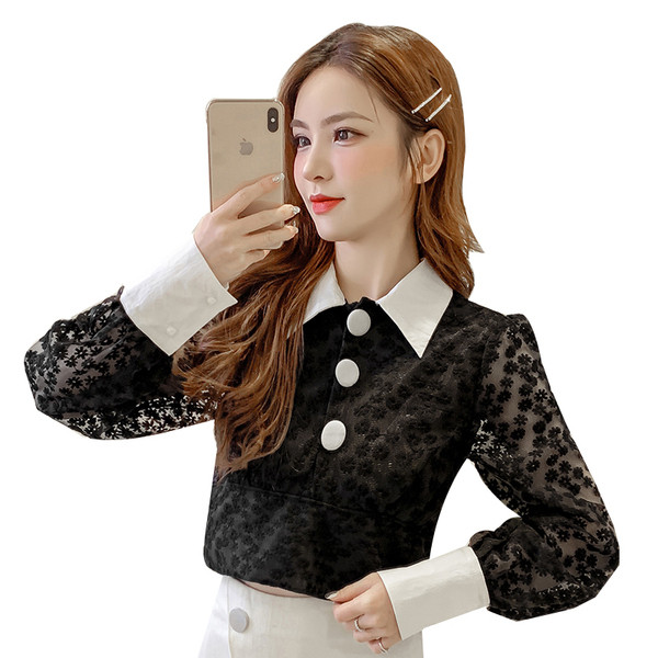 Női rövid ing gombokkal és klasszikus gallérral