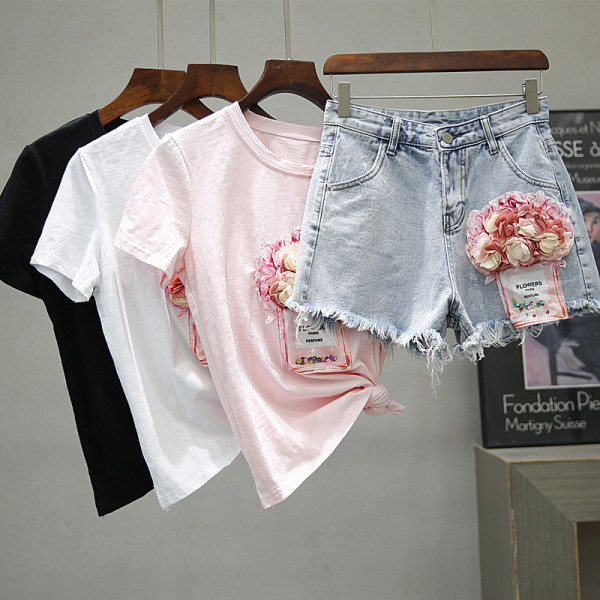 Modern női szett rövidnadrággal és rövid ujjú pólóval