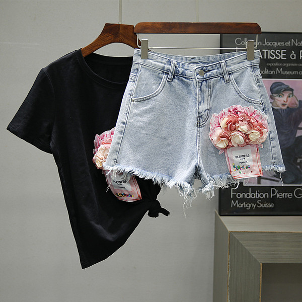 Modern női szett rövidnadrággal és rövid ujjú pólóval