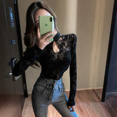 Retro stila sieviešu blūze ar zemu apkakli un garām piedurknēm