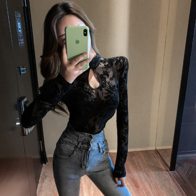 Retro stila sieviešu blūze ar zemu apkakli un garām piedurknēm