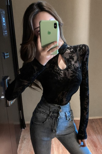 Retro stila sieviešu blūze ar zemu apkakli un garām piedurknēm