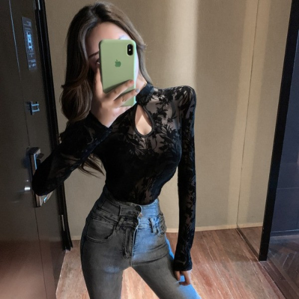 Retro stila sieviešu blūze ar zemu apkakli un garām piedurknēm