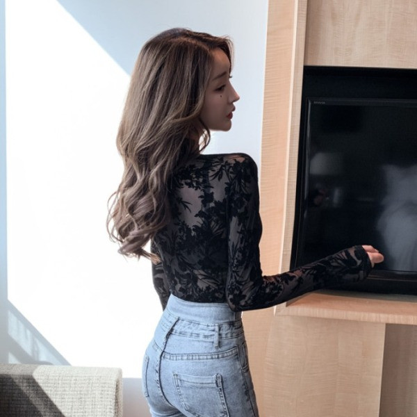 Retro stila sieviešu blūze ar zemu apkakli un garām piedurknēm