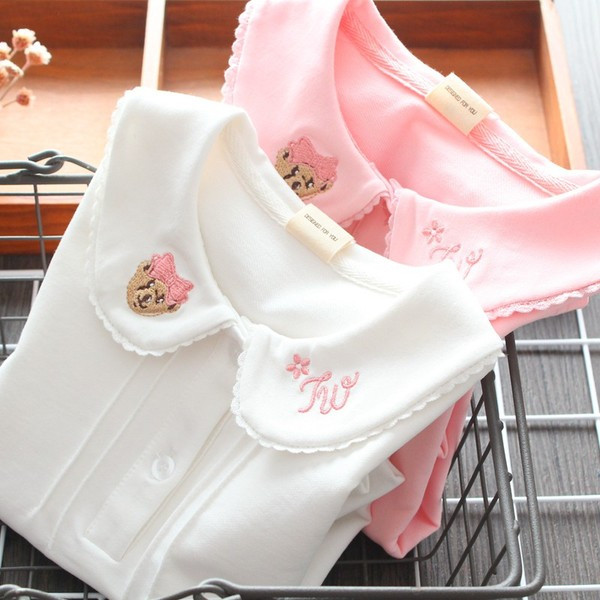 Új modell gyerekblúz hímzett gallérral és gombokkal