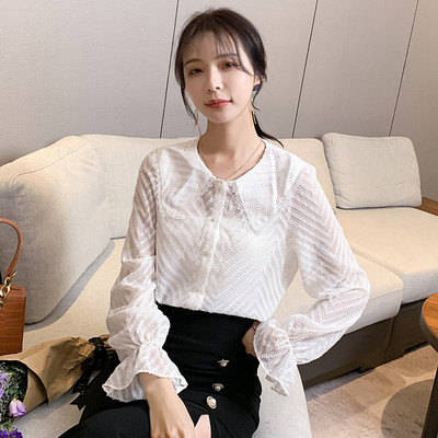 Sieviešu ikdienas krekls ar pogām, garām piedurknēm un ovālu kakla izgriezumu