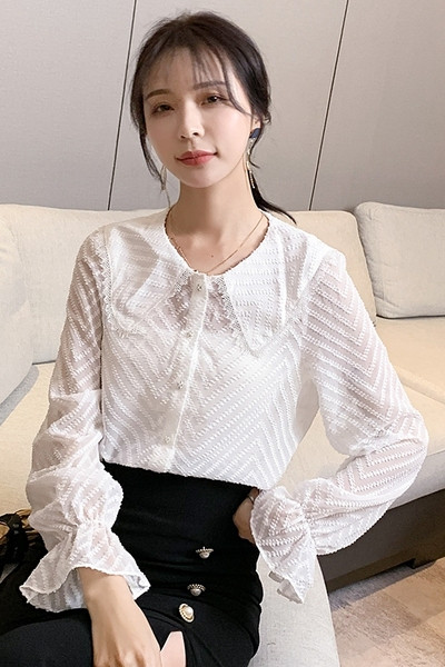 Sieviešu ikdienas krekls ar pogām, garām piedurknēm un ovālu kakla izgriezumu