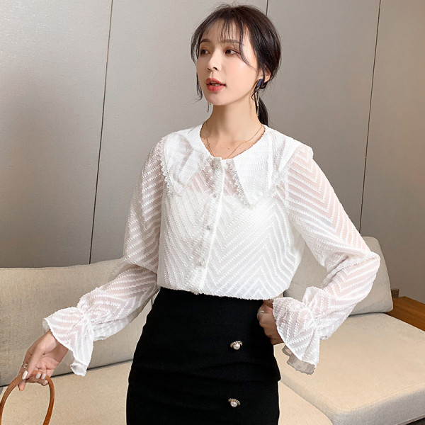 Sieviešu ikdienas krekls ar pogām, garām piedurknēm un ovālu kakla izgriezumu