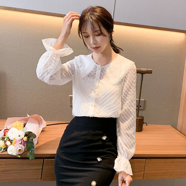 Sieviešu ikdienas krekls ar pogām, garām piedurknēm un ovālu kakla izgriezumu