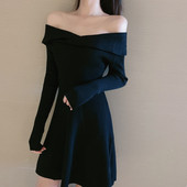 Naiste kleit, mis on valmistatud velvetist džersist pikkade allalastud varrukatega