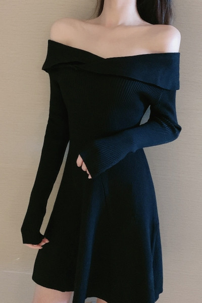 Naiste kleit, mis on valmistatud velvetist džersist pikkade allalastud varrukatega