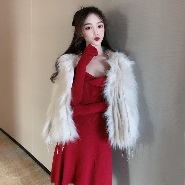 Naiste kleit, mis on valmistatud velvetist džersist pikkade allalastud varrukatega