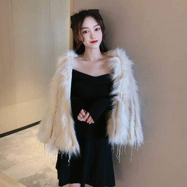 Naiste kleit, mis on valmistatud velvetist džersist pikkade allalastud varrukatega