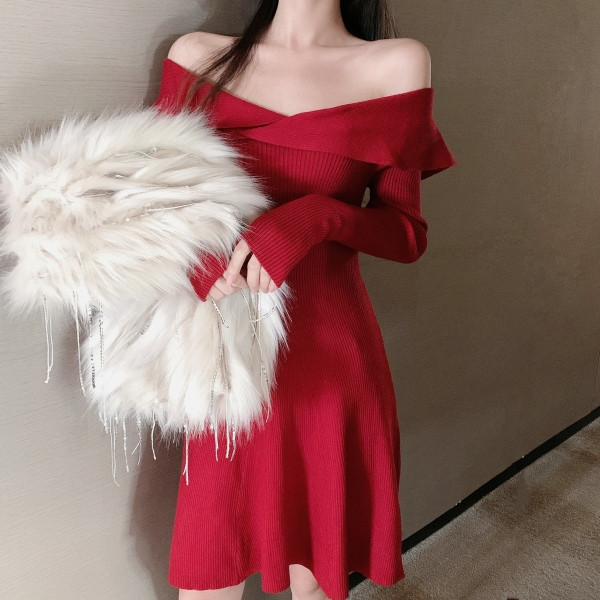 Naiste kleit, mis on valmistatud velvetist džersist pikkade allalastud varrukatega