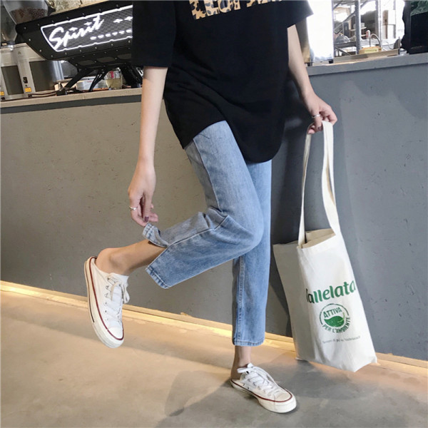 Ležerne ženske traperice s prorezom - ravni model