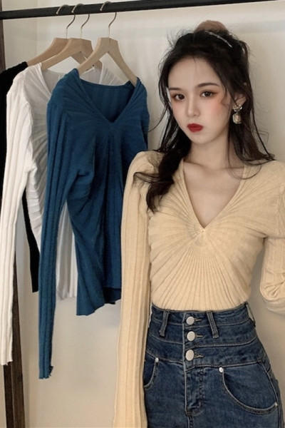 Liibuv naiste pluus spits-kaelusega