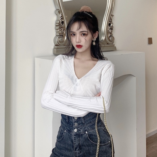 Liibuv naiste pluus spits-kaelusega