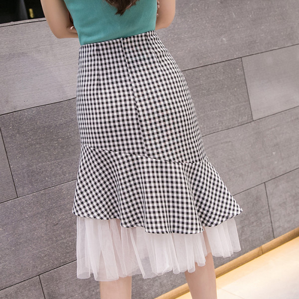 Modern női kockás szoknya, magas derékkal és tüllel