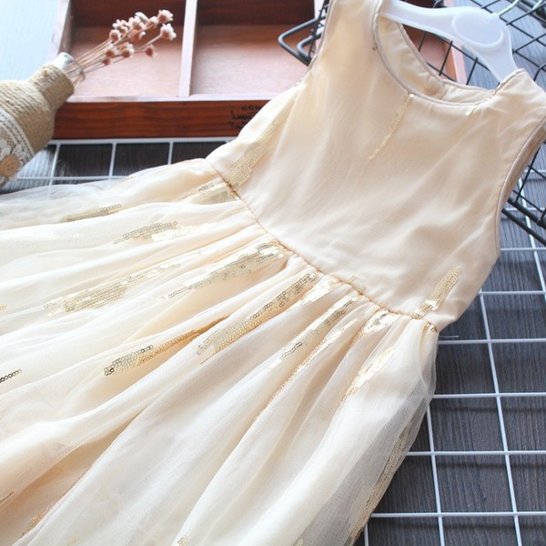 Šiuolaikinė vaikiška suknelė su blizgučiais mergaitėms - kirpimo modelis