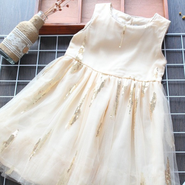 Šiuolaikinė vaikiška suknelė su blizgučiais mergaitėms - kirpimo modelis