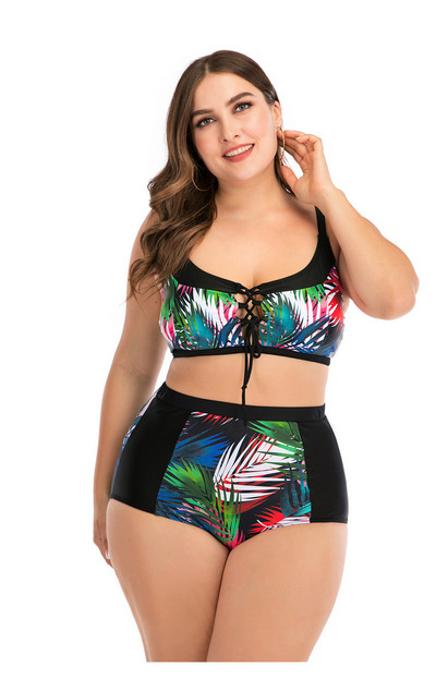 Nagy, kétrészes fürdőruha virágmintával és nyakkendővel