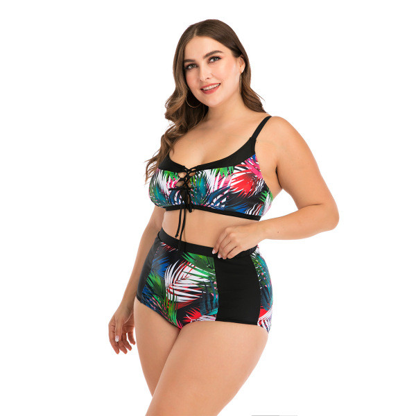 Nagy, kétrészes fürdőruha virágmintával és nyakkendővel