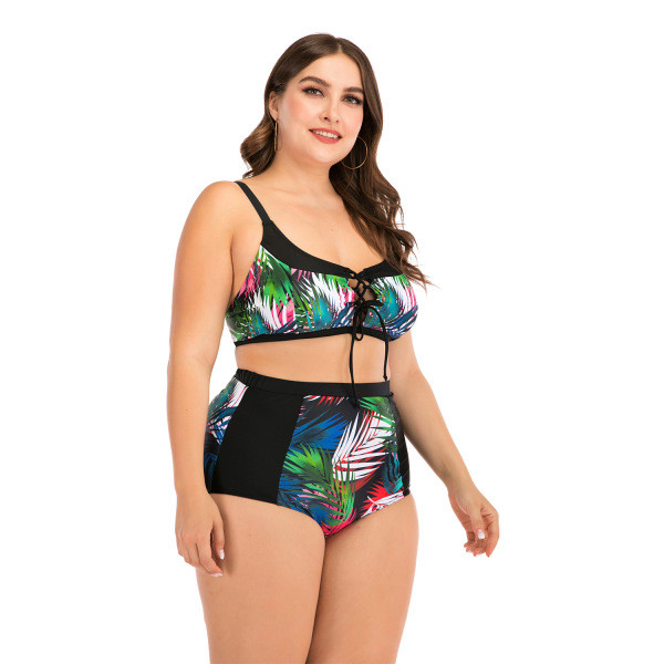 Nagy, kétrészes fürdőruha virágmintával és nyakkendővel