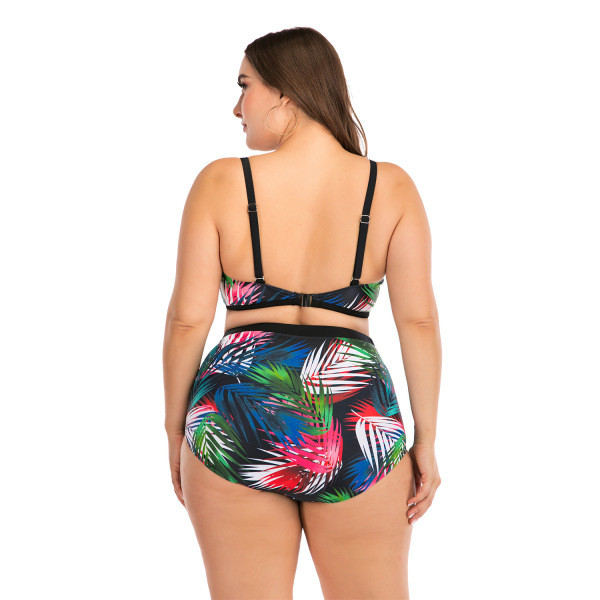 Nagy, kétrészes fürdőruha virágmintával és nyakkendővel