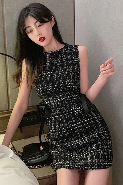 Prigludusi moteriška suknelė su juosmeniu