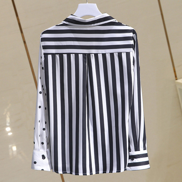 Cămașă casual de damă în dungi cu guler clasic în alb-negru