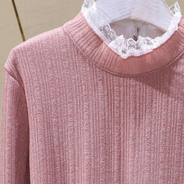 Sieviešu ikdienas blūze ar mežģīnēm pie kakla izgriezuma un piedurknēm