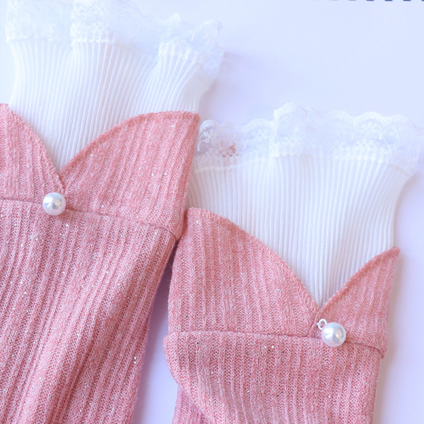 Sieviešu ikdienas blūze ar mežģīnēm pie kakla izgriezuma un piedurknēm