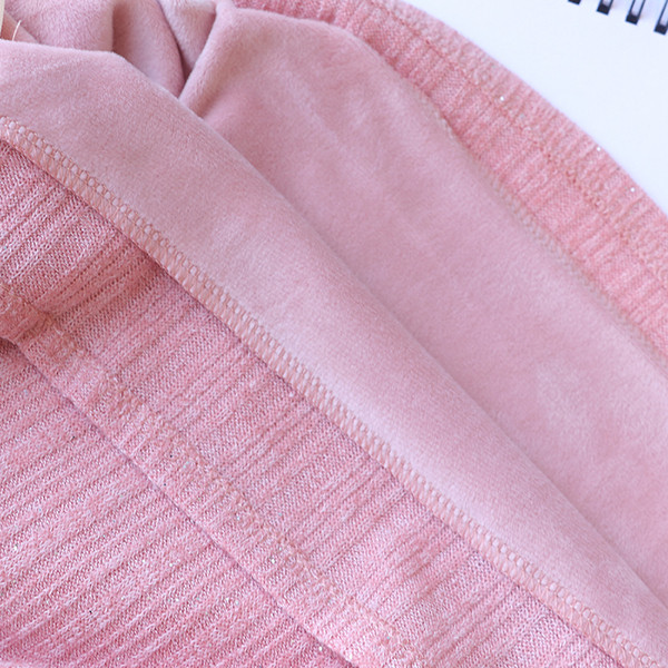 Sieviešu ikdienas blūze ar mežģīnēm pie kakla izgriezuma un piedurknēm