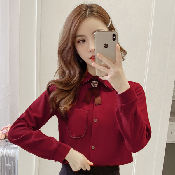 Női alkalmi ing brosssal és zsebbel