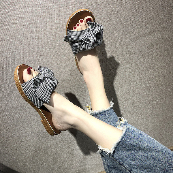 Įprastos moteriškos šlepetės plokščiu padu ir kaspinu