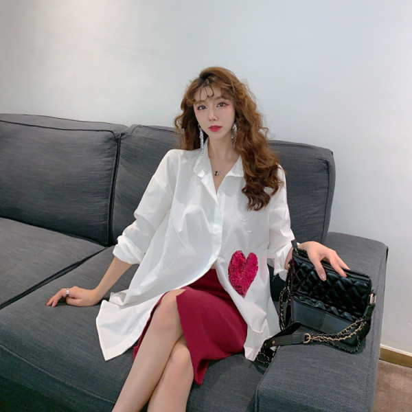 Cămașă largă de damă cu o inimă de paiete